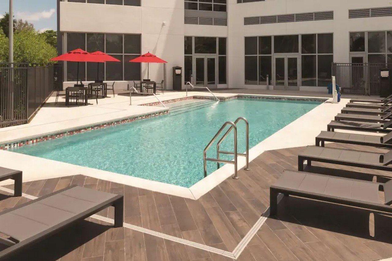 ホテル Radisson Red Miami Airport マイアミ・スプリングス エクステリア 写真