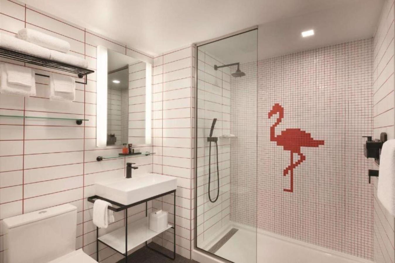 ホテル Radisson Red Miami Airport マイアミ・スプリングス エクステリア 写真