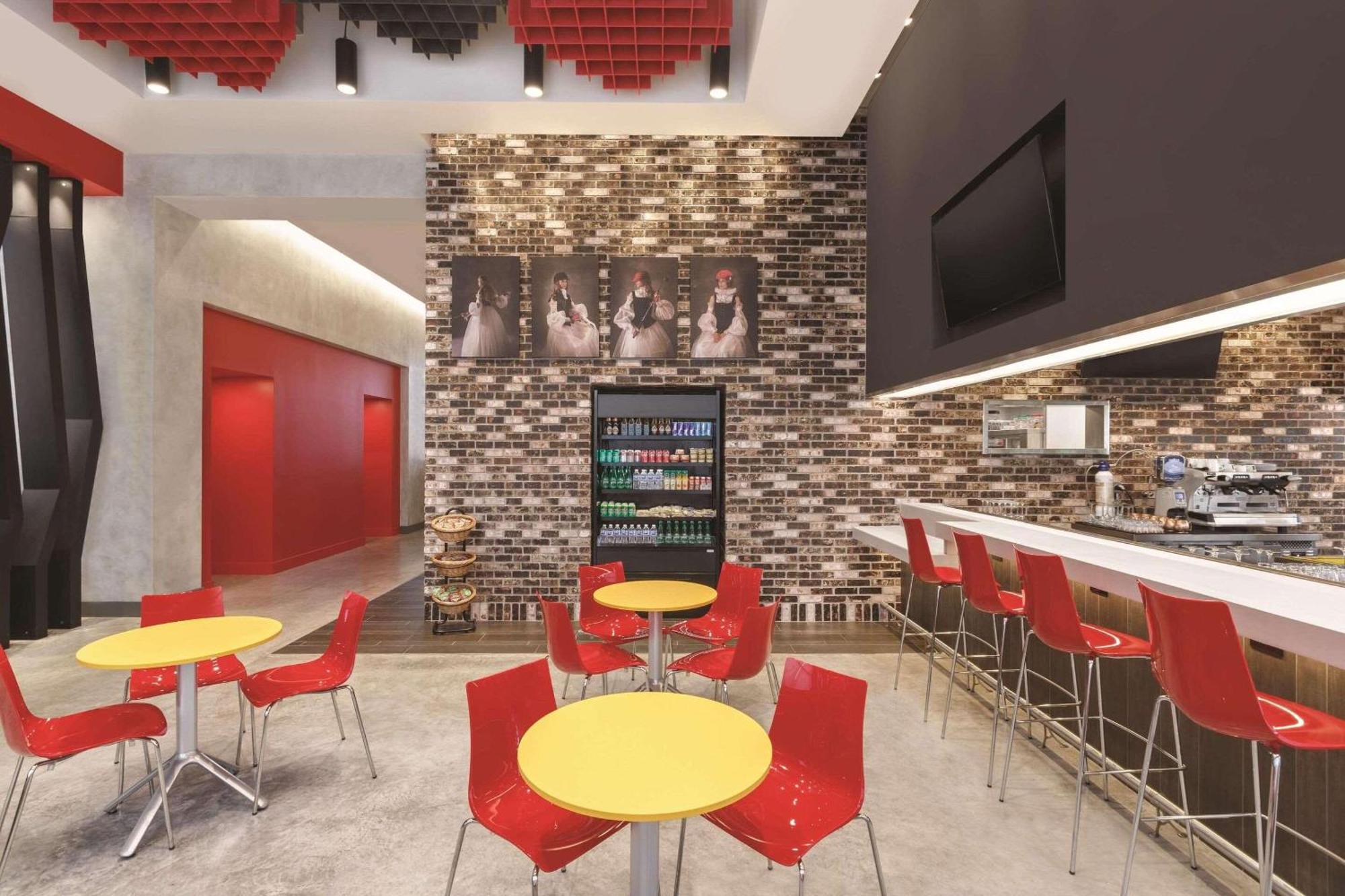 ホテル Radisson Red Miami Airport マイアミ・スプリングス エクステリア 写真