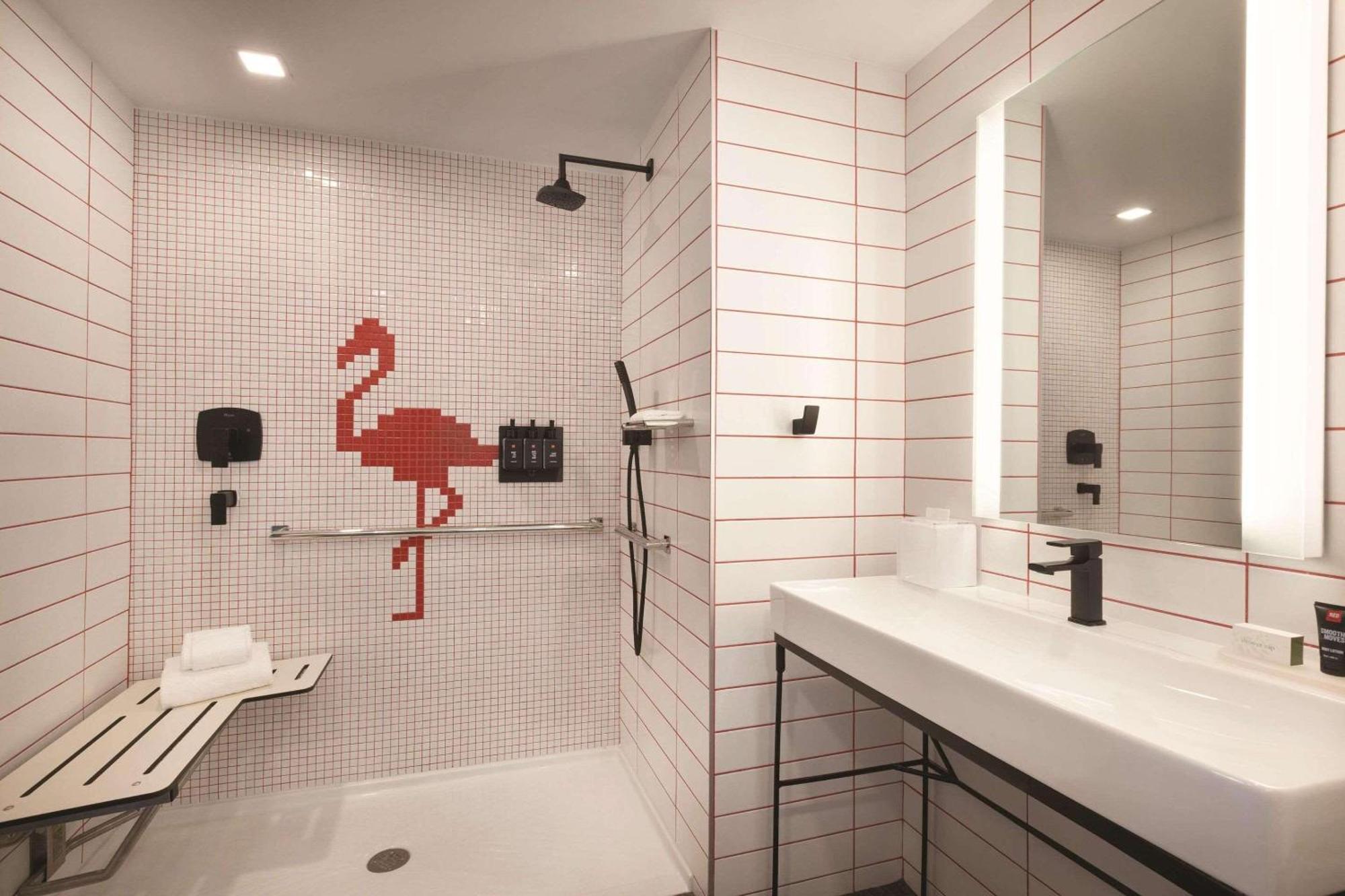 ホテル Radisson Red Miami Airport マイアミ・スプリングス エクステリア 写真