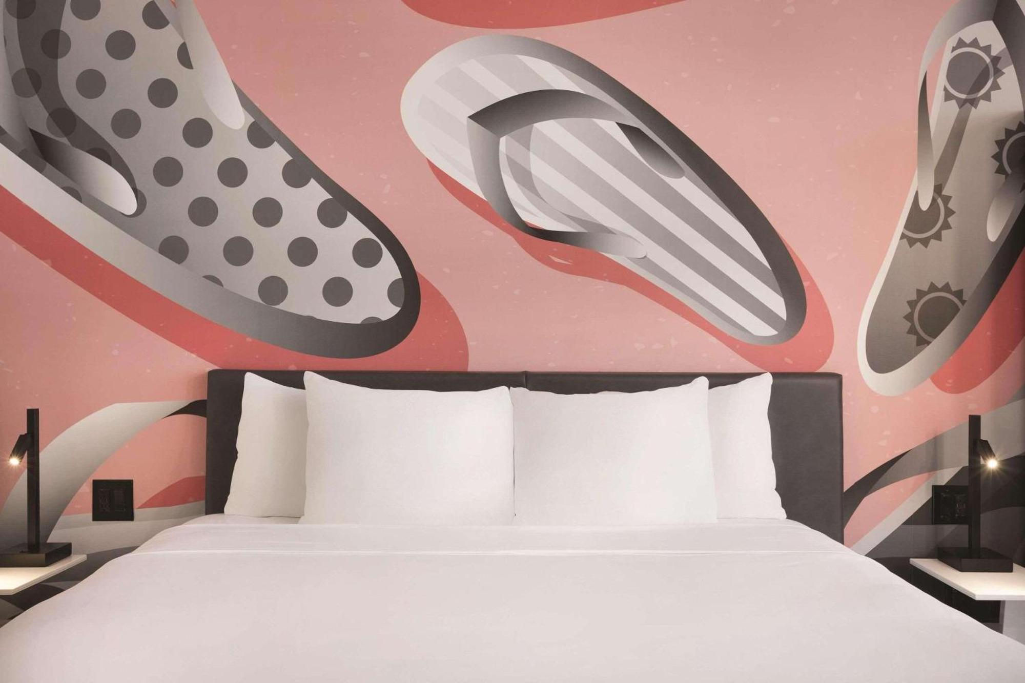 ホテル Radisson Red Miami Airport マイアミ・スプリングス エクステリア 写真